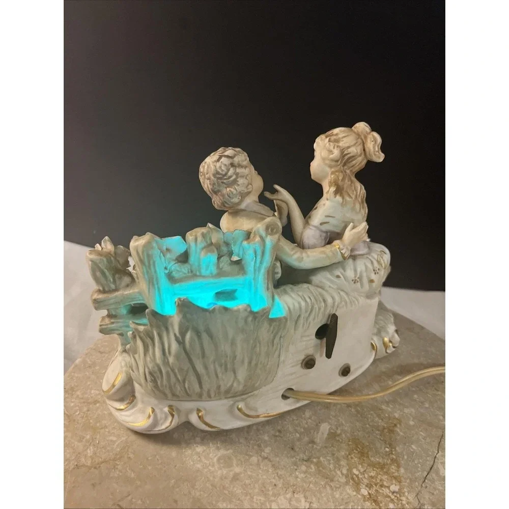 Ardalt/Sankyo Music Box Electrical Lamp Light Victorian Courting Couple Works